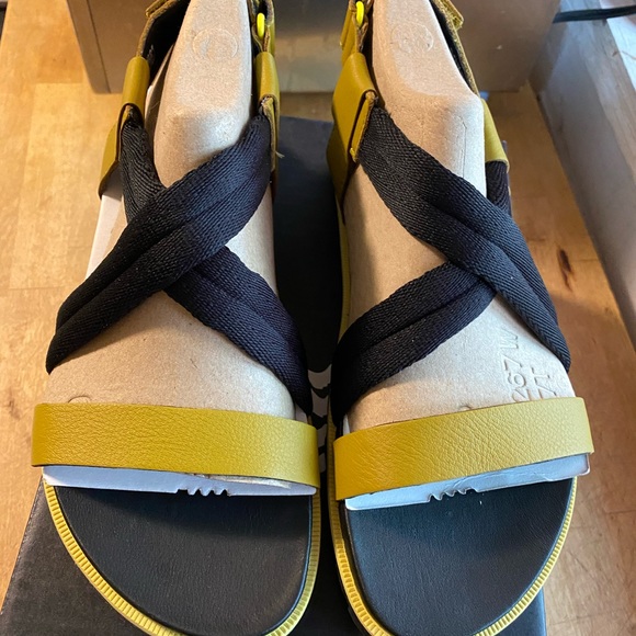 SOREL women’s Roaming Decon sandals in dioxide gold NWB - Picture 3 of 16